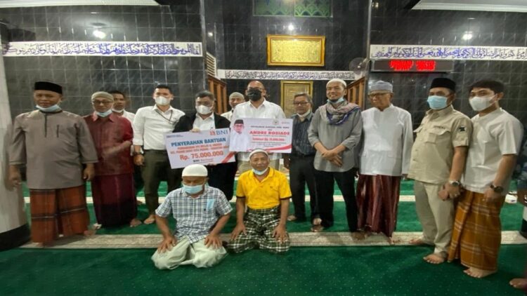 Anggota DPR RI Andre Rosiade menyerahkan bantuan untuk pembangunan TPQ/TQA Masjid Al Hidayah, Padang Barat kepada ketua pengurus masjid Jel Fatullah. (IST)