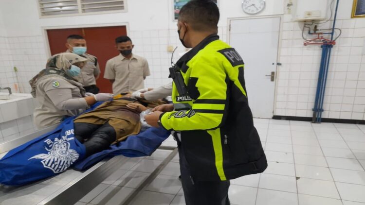 Disundul Angkot Siteba di Gunung Pangilun, Dua Pengendara Motor Dilarikan ke Rumah Sakit 1 Korban kecelakaan mendapatkan perawatan medis. (IST)