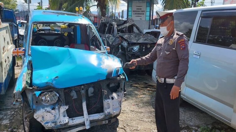 Angkot Siteba yang terlibat kecelakaan dengan dua sepeda motor di Padang yang mengakibatkan satu pengendara motor meninggal dunia. (IST)