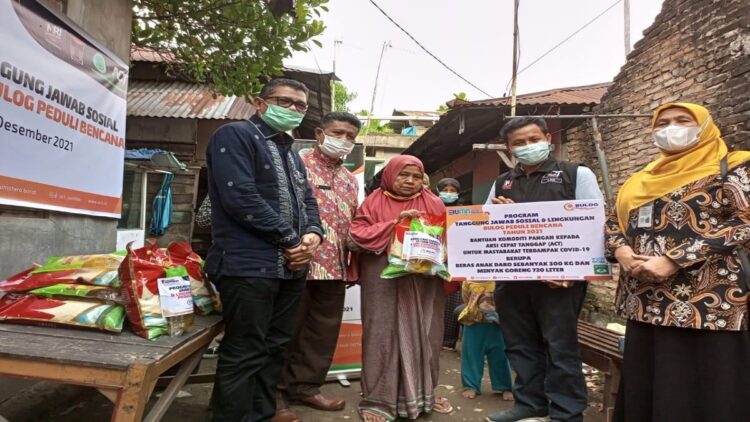 ACT Bantu Beras dan Minyak Goreng untuk 600 Warga Pra Sejahtera di Kota Padang 1 ACT Padang membagikan bantuan beras dan minyak goreng untuk warga pra sejahtera di Kota Padang. (IST)