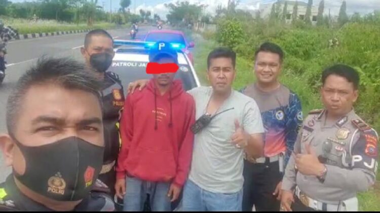 Personel PJR Ditlantas Polda Sumbar menangkap sopir penabrak pengendara motor yang sempat kabur. (IST)