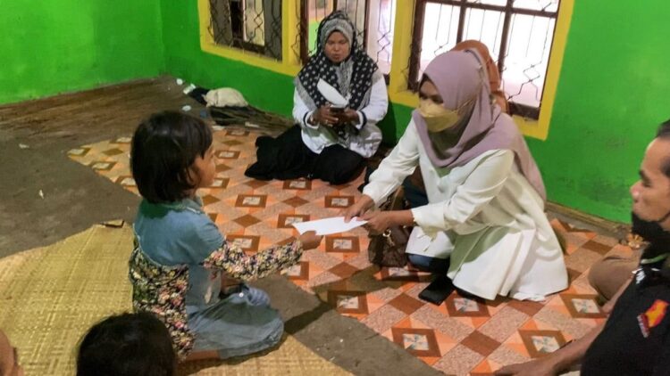 Pengurus DPD Gerindra Sumbar menyerahkan bantuan untuk Sara Amelia yang sempat putus sekolah di Ranah Pesisir, Pessel. (IST)