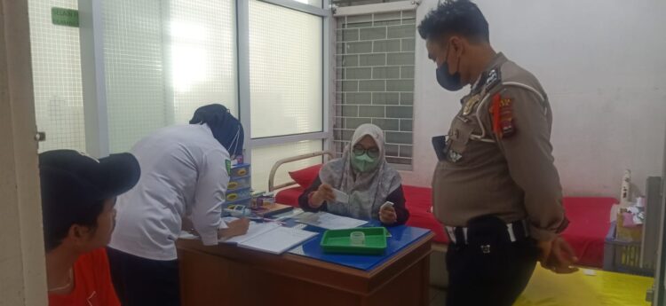 Sopir angkot penabrak pengendara motor (pakai topi) saat menjalani tes urine di RS Bhayangkara Padang. (IST)