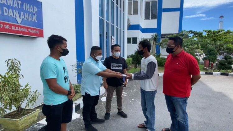 Andre Rosiade Bantu IRT yang Bayinya Meninggal usai Dilahirkan 1 Pengurus DPD Gerindra Sumbar menyerahkan bantuan untuk Pardinan yang istrinya melahirkan di RSUP M Djamil, tapi tak memiliki biaya. (IST)