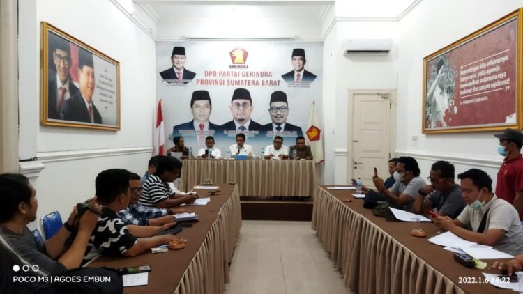 Konferensi pers terkait pengesahan Dodi Hendra oleh Gubernur Sumbar menjadi Ketua DPRD Kabupaten Solok. (IST)