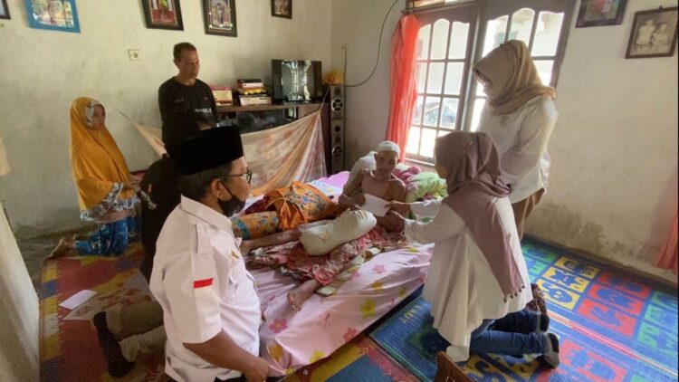 Pengurus DPD Gerindra Sumbar menyerahkan bantuan dari Andre Rosiade kepada Jamilus, petani yang lumpuh karena sengatan listrik di Pessel. (IST)