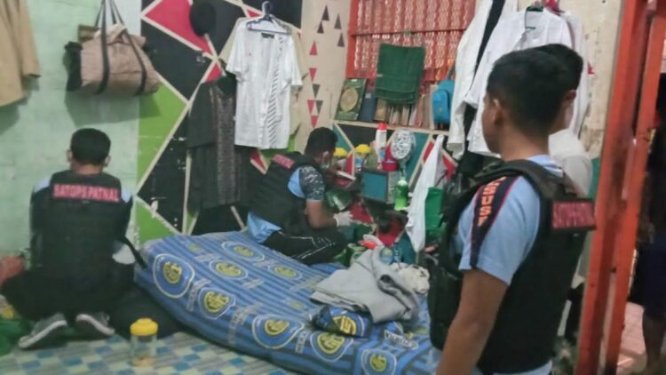 Petugas Rutan Kelas IIB Padang merazia seluruh kamar warga binaan. (IST)