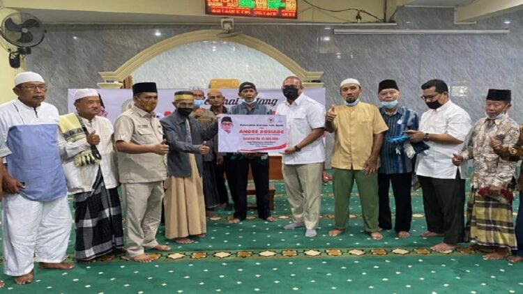 Anggota DPR RI Andre Rosiade menyerahkan bantuan untuk pembangunan masjid Al Munawwarah, Siteba, Nanggalo, Padang. (IST)