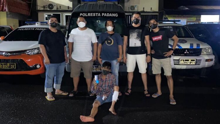 Tim Klewang Satreskrim Polresta Padang membekuk pelaku begal HP. (IST)