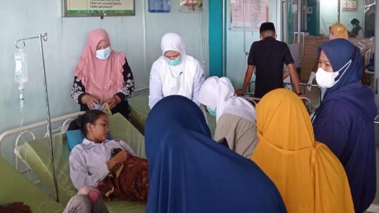 Makanan Ini Diduga Penyebab Puluhan Murid SD di Padang Keracunan 1 Salah seorang murid SDN 29 Gunung Sarik mendapatkan penanganan medis ditemani keluarga usai keracunan. (IST)