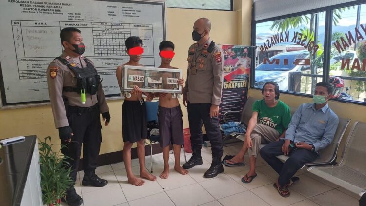 Dua Remaja asal Aceh Tertangkap Tangan Maling Kotak Amal di Masjid BIM 1 Polisi mengamankan dua remaja pencuri kotak amal di masjid BIM Padangpariaman. (IST)