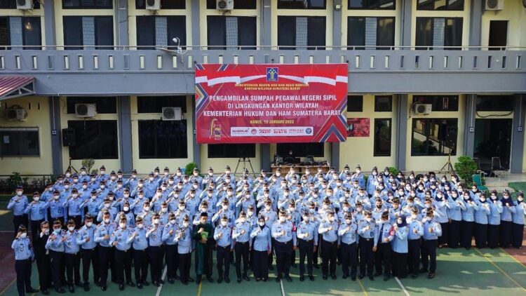 Kakanwil Kemenkumham Sumbar: Jajaran Siap Berinovasi demi Tingkatkan Pelayanan 1 Acara pengambilan sumpah PNS di lingkungan Kanwil Kemenkumham Sumbar. (IST)