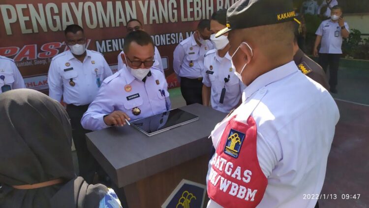 Berada di Wilayah Perkebunan, Lapas Alahan Panjang Ajarkan Warga Binaan Bercocok Tanam 1 Terlihat Kalapas Kelas III Alahan Panjang Darwan melakukan penandatanganan janji Kinerja untuk mewujudkanmewujudkan ZI (Zona Integritas) Lapas berbasis WBK (Wilayah Bebas Korupsi). (IST)