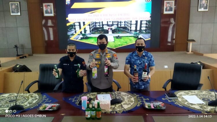 Kabid Humas Polda Sumbar, Kombes Pol Satake Bayu saat press release dengan wartawan di Mapolda Sumbar sambil memperlihatkan minol tak berizin. (IST)