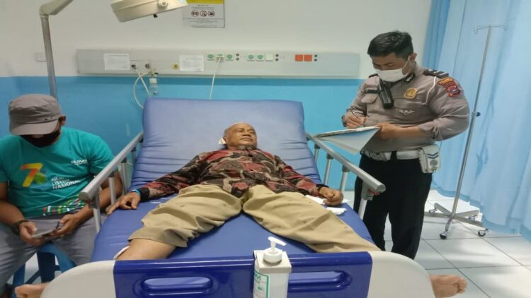 Seorang personil Unit Laka Satlantas Polresta Padang mengambil keterangan saksi kecelakaan yang juga penumpang angkot Pasar Raya-Lubukbuaya. (IST)