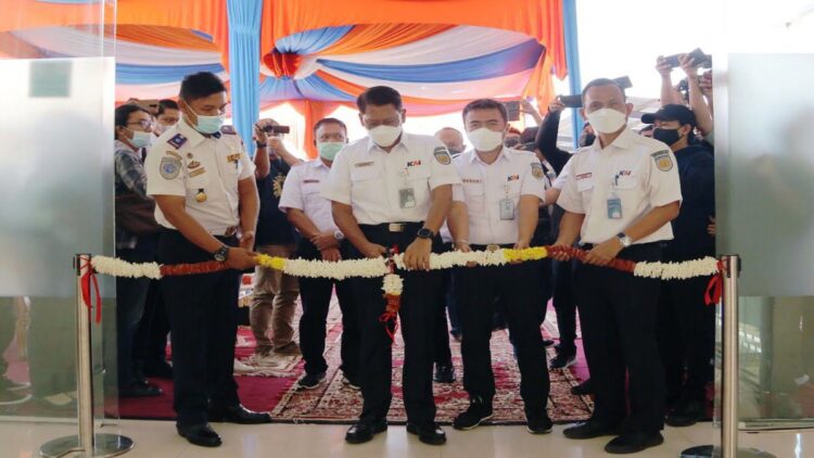 Fasilitasnya Modern, KAI Resmikan Peron dan Ruang Tunggu Penumpang di Stasiun Padang 1 Direktur Utama PT KAI (Persero) Didiek Hartantyo memotong pita tanda diresmikannya peron baru dan ruang tunggu penumpang di Stasiun Padang. (IST)