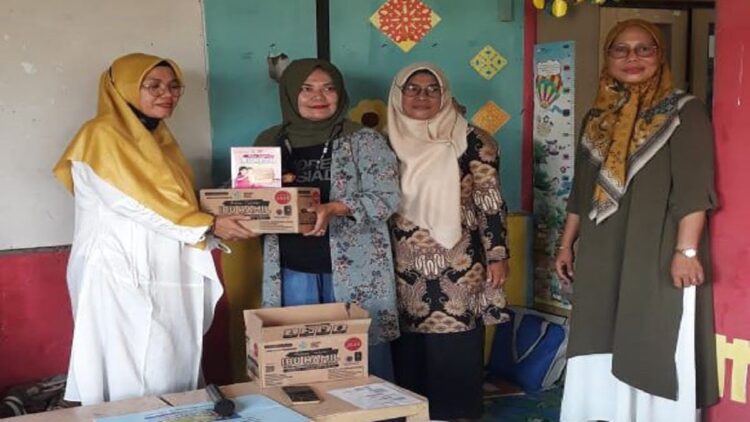 Pembagian makanan tambahan untuk balita dan ibu hamil di Kota Padang. (IST)