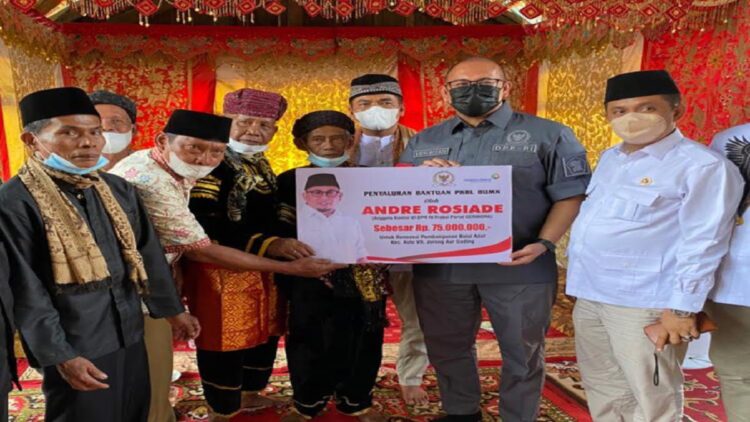 Salurkan Bantuan Balai Adat, Masjid dan TK di Limo Koto Sijunjung, Andre Rosiade: Kami Bukan Kacang Lupa Kulitnya 1 Anggota DPR RI Andre Rosiade menyerahkan bantuan untuk masyarakat Limo Koto, Sijunjung. (IST)