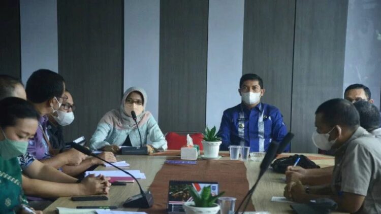 Wali Kota Sawahlunto Deri Asta bersama Sekretaris Daerah Ambun Kadri menyampaikan evaluasi terhadap kinerja DPUPR Kota Sawahlunto, Kamis. (Antara/Yudha Ahada)