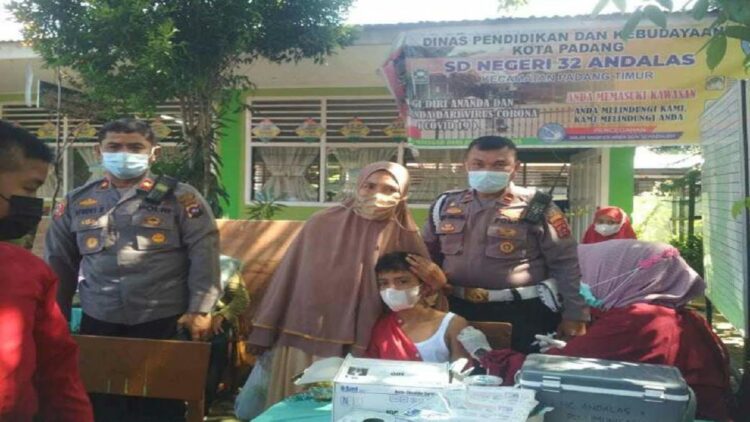 Vaksinasi COVID-19 di SD Negeri 32 Andalas. (IST)