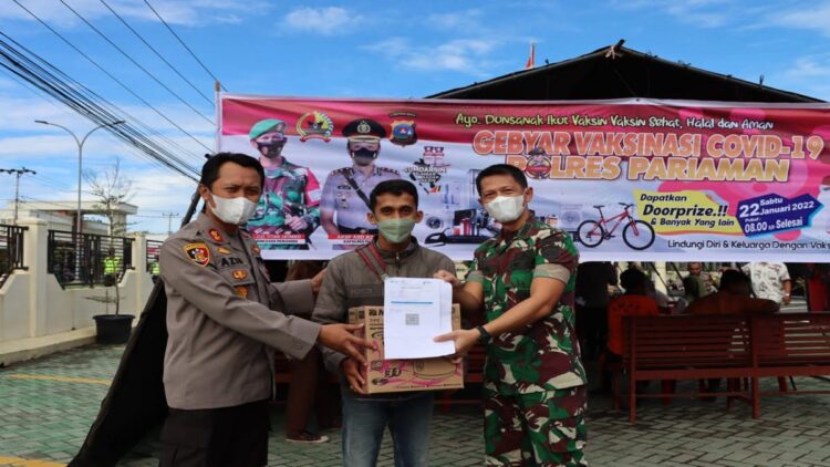 Sekitar 2.000 Dosis Vaksin COVID-19 Disuntikkan selama Gebyar Vaksinasi di Polres Pariaman 1 Kapolres Pariaman AKBP Abdul Aziz usai membagikan doorprize bagi warga Pariaman yang melakukan vaksin. (IST)