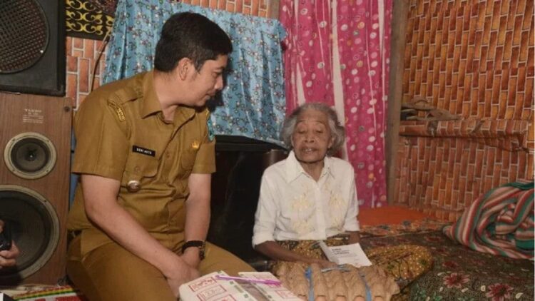 38 Lansia di Sawahlunto Terima Bantuan, Langsung Diantarkan Wako dan BAZNas ke Rumah 1 Wali Kota Sawahlunto Deri Asta berdialog dengan salah satu lansia penerima bantuan biaya hidup dan sembako dari BAZNas Kota Sawahlunto, Senin (24/01). (Antara/Yudha Ahada)