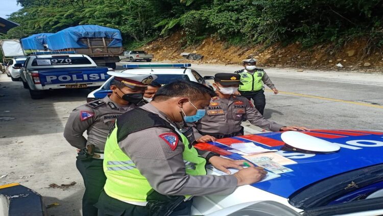 Jajaran Satlantas Polresta Padang menilang sopir truk ODOL saat terjaring razia, Rabu (26/1/2022). (IST)