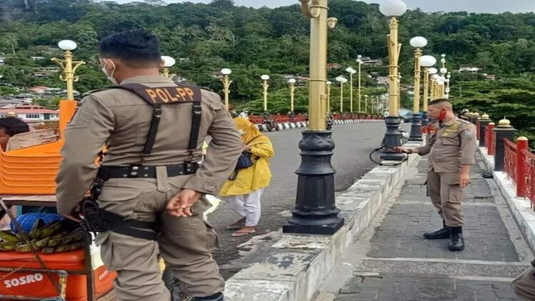 Satpol PP Padang berjaga-jaga di Jembatan Siti Nurbaya agar PKL tak lagi menjamur. (IST)