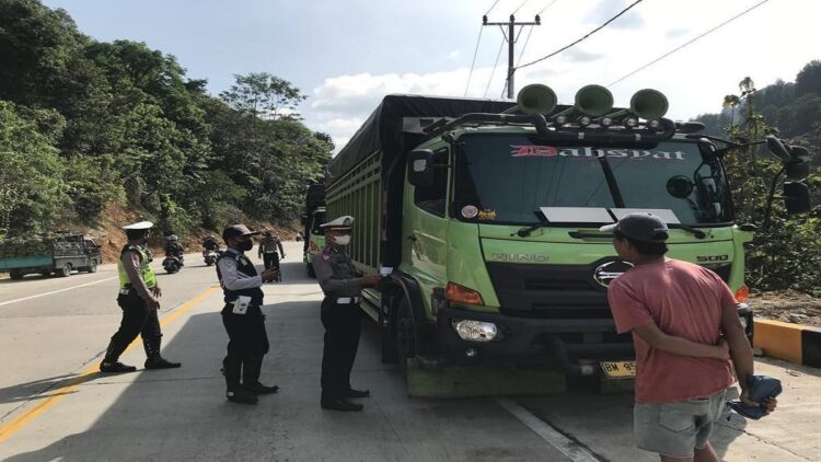Razia di Sitinjau Laut, Satlantas Polresta Padang kembali Tilang 10 Kendaraan ODOL 1 Jajaran Satlantas Polresta Padang merazia kendaraan yang kedapatan bermuatan lebih di kawasan Sitinjau Laut. (IST)
