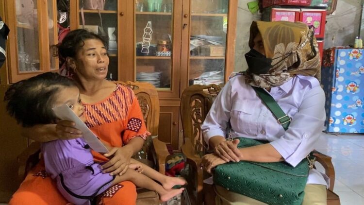 Pengurus Gerindra Sumbar menyerahkan bantuan dari Andre Rosiade kepada keluarga Dinda, penderita hidrusefalus di Teluk Bayur, Padang Selatan, Kota Padang. (IST)