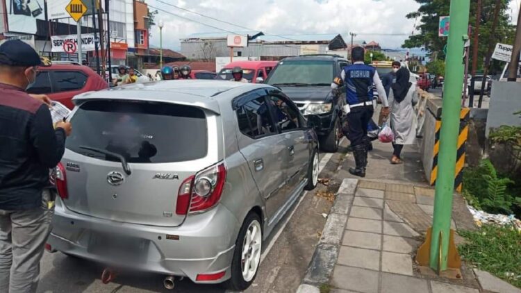 Kendaraan yang parkir sembarangan di sejumlah titik jalan di Kota Padang ditindak. (IST)