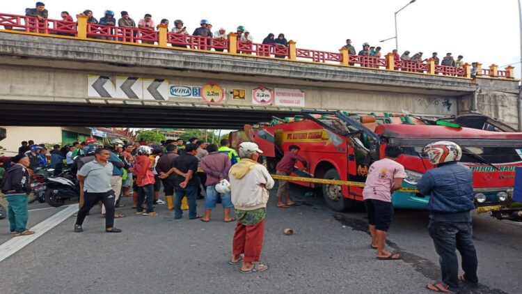 Proses evakuasi bus Sipirok Nauli usai menabrak jembatan flyover di Padangpanjang. (IST)