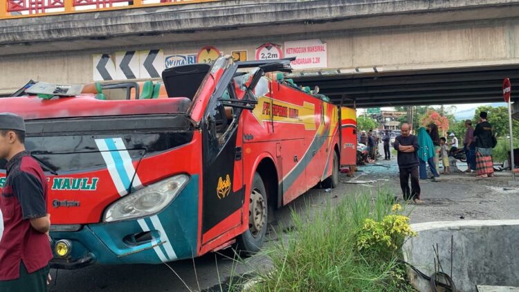 Kondisi bus penumpang PT Sipirok Nauli usai menabrak jembatan fly over di Padangpanjang. (IST)