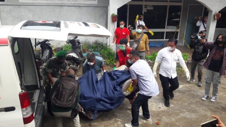 Unit Identifikasi Satreskrim Polresta Padang dan Polsek Padang Utara membawa mayat pria yang ditemukan meninggal dunia di Kampung Pinang, Kota Padang. (IST)