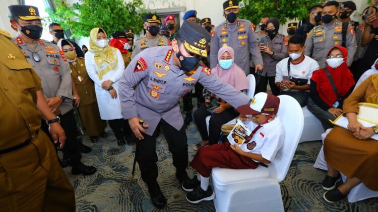 Tinjau Vaksinasi Serentak, Kapolri Instruksikan Akselerasi ke Lansia dan Anak-Anak 1 Akselerasi vaksinasi untuk anak dan lansia yang digagas oleh Kapolri.