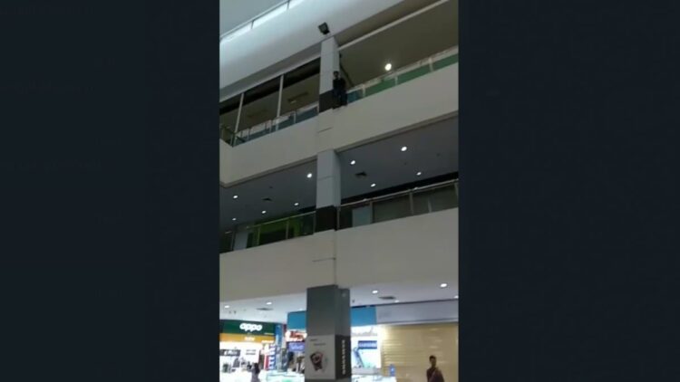 Pria Ini Coba Bunuh Diri dari Lantai 4 Plaza Andalas, Aksinya Digagalkan 1 Aksi percobaan bunuh diri di Plaza Andalas.