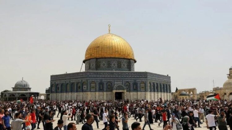 Pemukim Israel Paksa Masuk Kompleks Masjid Al-Aqsa melalui Pintu Gerbang Al-Mugharbah 1 Masyarakat Palestina berjalan di lapangan Mesjid Al Aqsa, yang dikenal oleh kalangan Muslim sebagai Kubah Shakhrah dan oleh Yahudi disebut Bukit Bait Suci, di Kota Tua Yerusalem, Jumat (21/5/2021). (ANTARA FOTO/REUTERS/Ammar Awad/rwa/cfo)