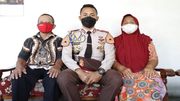 Veni Nurdianto bersama ayah dan ibunya.