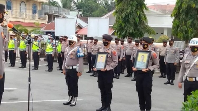 Upacara pemecatan empat anggota Polres Solok. (Antara)