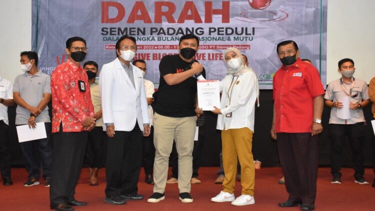 Apresiasi PMI Kota Padang untuk Semen Padang, Rutin Gelar Donor Darah Meski Pandemi 1 Kepala Unit Humas & Kesekretariatan PT Semen Padang Nur Anita Rahmawati (dua dari kanan) memberikan piagam kepada salah seorang pendonor terbanyak di Gedung Serba Guna Semen Padang, Rabu.