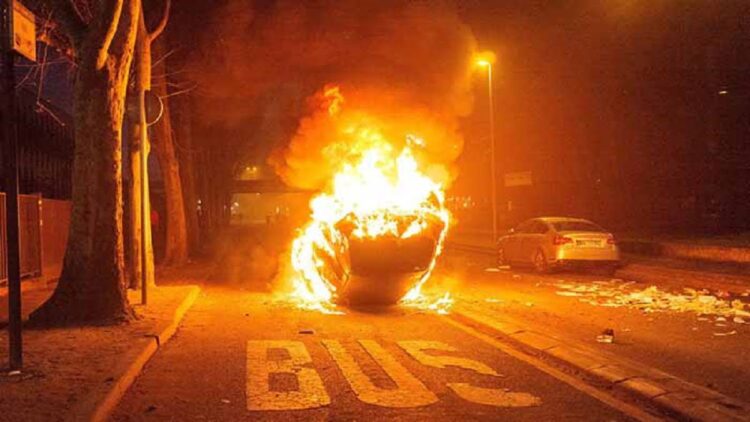 Tradisi Unik Warga Prancis saat Malam Pergantian Tahun, Bakar 874 Mobil 1 Bakar mobil saat malam tahun baru di Prancis. (net)