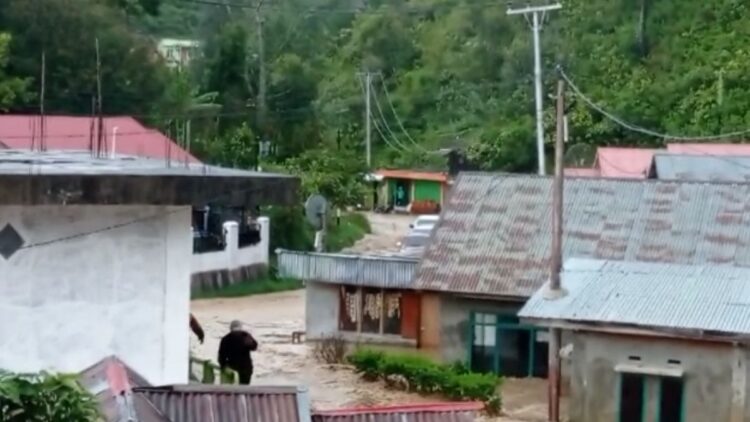 Banjir berlumpur di daerah Aia Dingin, Kabupaten Solok.