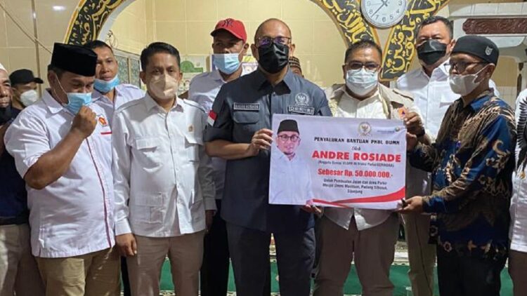 Serahkan Bantuan untuk Masjid Ummi Makhtum Sijunjung, Andre Rosiade Disebut Pandeka Minang di Kancah Nasional 1 Andre Rosiade menyerahkan bantuan untuk pembangunan Masjid Ummi Makhtum, Jorong Guguk Tinggi, Nagari Padang Sibusuk, Kecamatan Kupitan, Kabupaten Sijunjung.