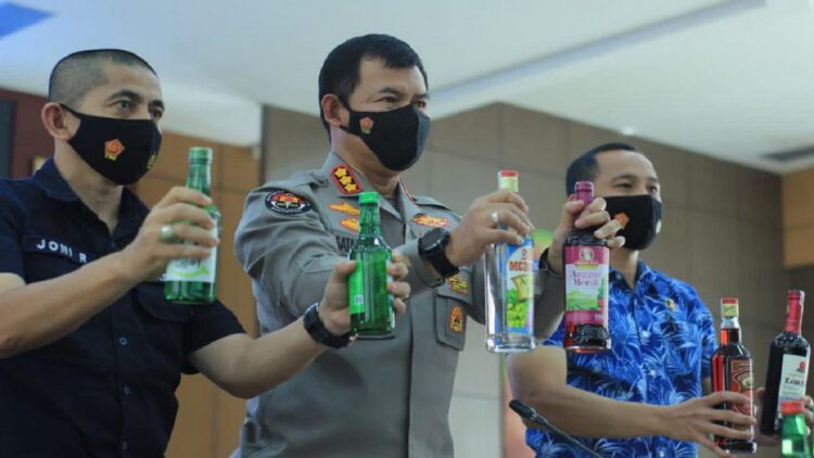 Siap-siap! Sanksi Tegas Terhadap Peredaran Minol Ilegal di Sumbar Sudah Disiapkan 1 Barang bukti minol yang diamankan Polda Sumbar diperlihatkan saat press release, Jumat sore.