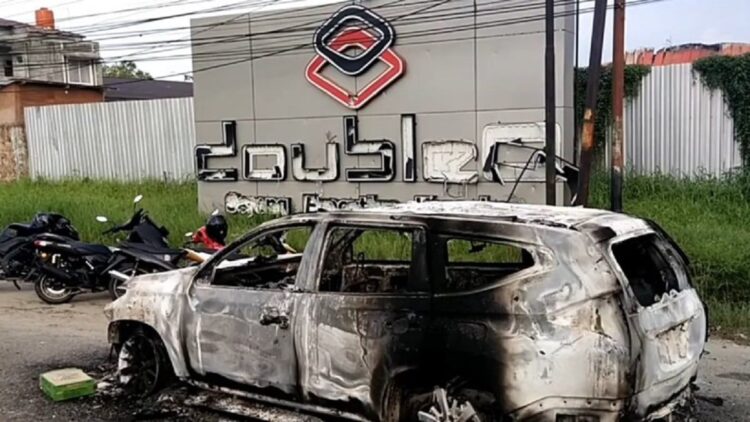 Belasan orang tewas, mobil dan gedung tempat hiburan malam Double O dibakar saat bentrokan di Sorong, Papua Barat. (net)