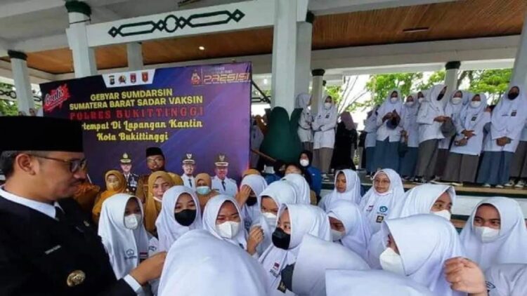 Wako Erman Safar bersama pelajar di Bukittinggi. (Antara/HO-Kominfo Bukittinggi)