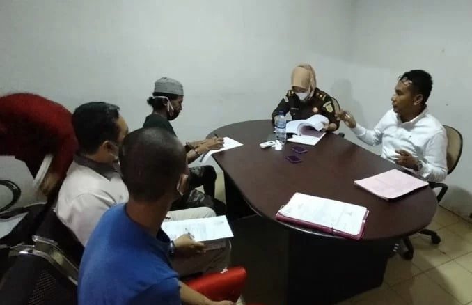Kakek Bejat yang Cabuli Cucu Kandung Diserahkan Polisi ke Kejari Padang 1 Penyerahan tersangka beserta barang bukti dari penyidik Polresta Padang kepada Jaksa Penuntut Umum pada Kejari Padang, Kamis (27/1).