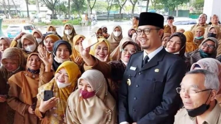 Wako Erman Safar bersama dengan para guru di Bukittinggi. (Antara/HO-Diskominfo Bukittinggi)