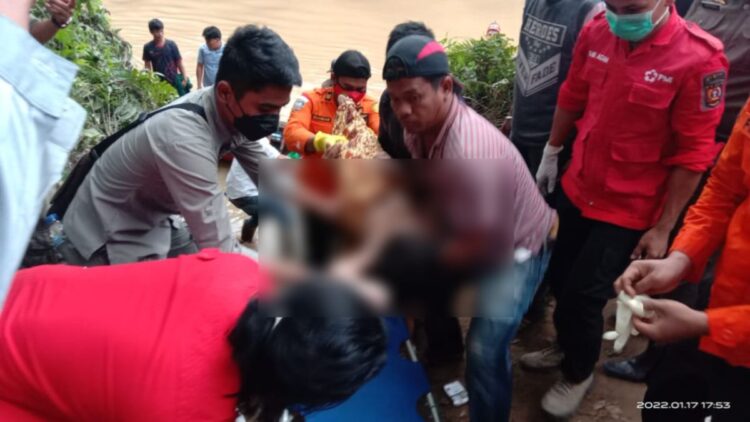 Pelajar SD yang Diseret Buaya di Sungai Batang Masang Agam Ditemukan, Kondisinya Meninggal 1 Evakuasi anak hanyut usai diseret buaya di Batang Masang, Agam. (Humas Basarnas Padang)