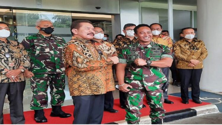 Kasus Satelit Kemenhan bakal Naik Penyidikan, Panglima Sebut Ada Oknum TNI Terlibat 1 Jaksa Agung Sanitiar Burhanuddin menerima kedatangan Panglima TNI Jenderal Andika Perkasa di Gedung Kartika Adhyaksa, Jakarta, Jumat (14/1/2022). (ANTARA/Laily Rahmawaty)